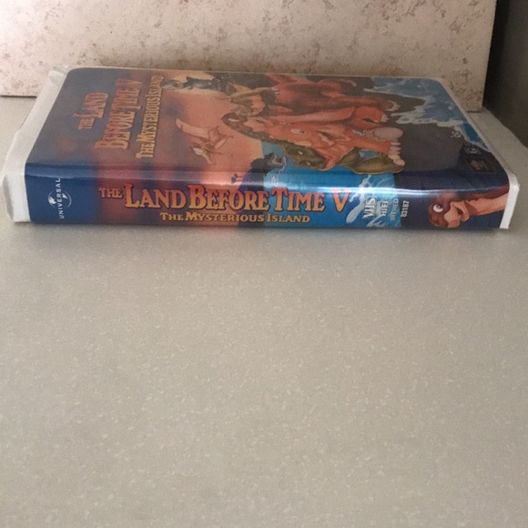 VHS movie: The Land Before Time V The Mysterious Island - Picture 3 of 7